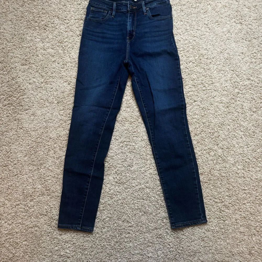 Women’s Levi’s dark wash skinny jeans size 26